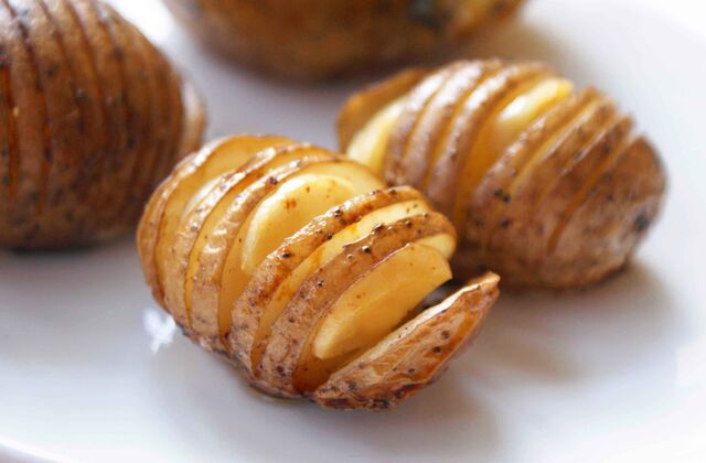 File:Hasselback-potatoes-garlic-2.jpg