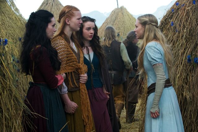 File:Red-riding-hood-movie-photo-32.jpg