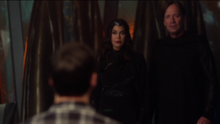 Mon-El reúne-se com sua mãe e seu pai.png