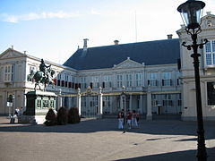 File:240px-Noordeinde Palace.jpg