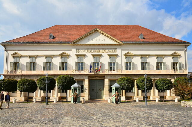 File:1024px-Sándor-palota napsütésben.jpg
