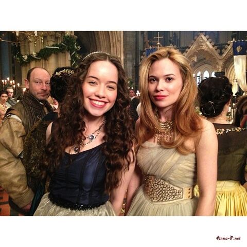 File:Reignfriends.jpg