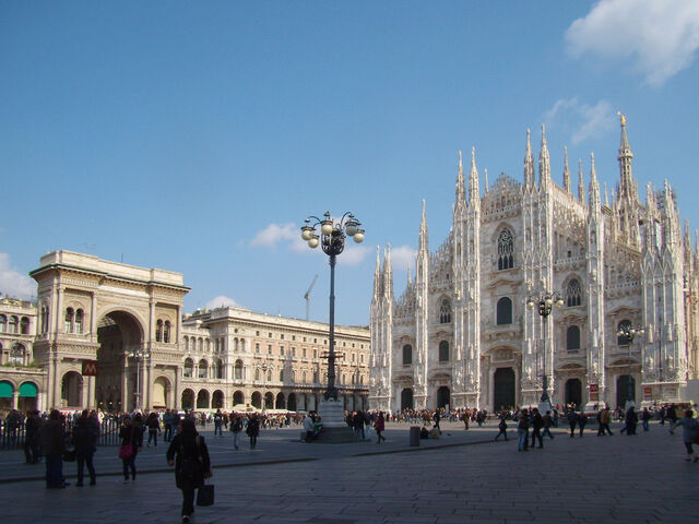File:1024px-Milano piazza Duomo.jpg