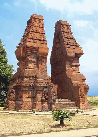 File:Wringin Lawang, Trowulan.jpg