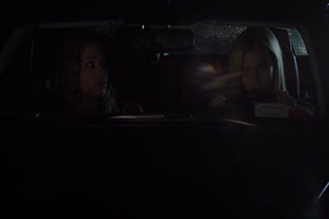 File:RevengeS01E08AmandaEmily.jpg