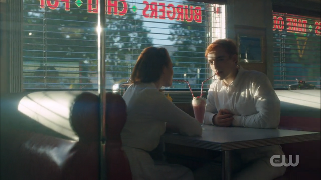 Plik:Season 1 Episode 2 A Touch of Evil Jason and Cheryl at Pop's.png