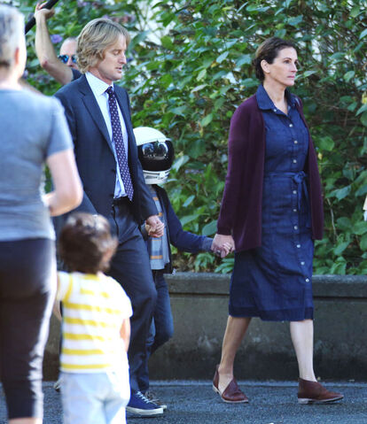 File:Owen-Wilson-Julia-Roberts-Jacob-Tremblay-Movie-Set-Wonder-Tom-Lorenzo-Site-2.jpg
