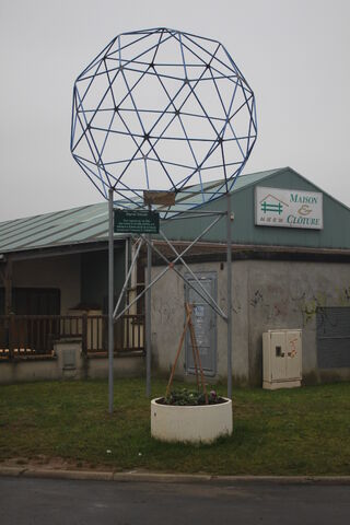 Fichier:RN 20 Mondésir Commune de Guillerval zone d'activité de la Géode pour rappeller que c'est ici qu'elle a été construite en 1983 1.jpg