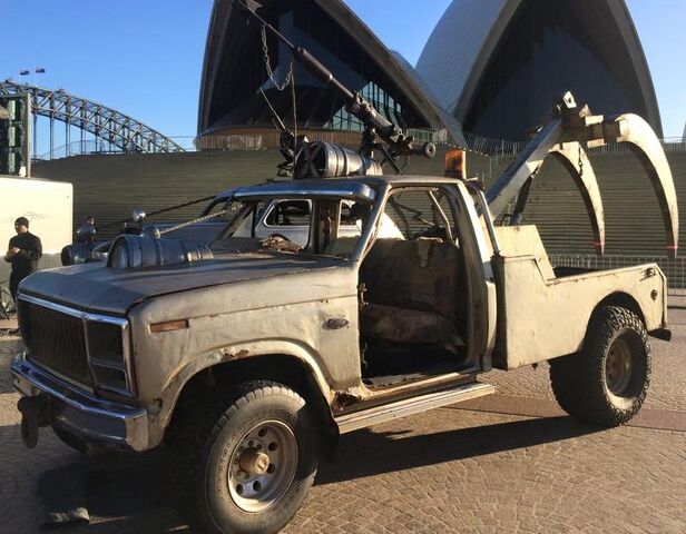 File:Claw truck.jpg