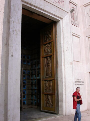 File:2011 Pietro e Paolo, door.jpg