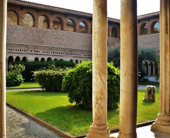 File:The 13th century Cloister at St John Lateran, decorated in the Cosmatesque style by the Vassalletti Family.jpg