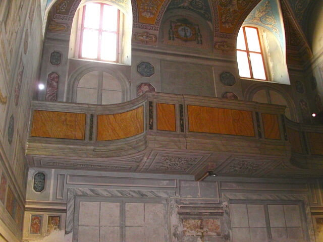 File:2011 Ambrogio, sacristy balcony.jpg