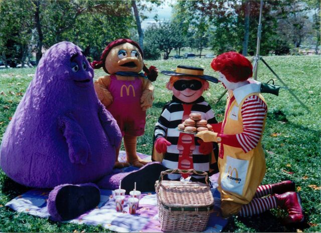 File:Ronald McDonald & Friends 25.jpg
