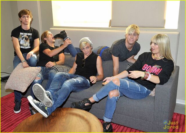 File:R5 celebrates LOUDER album release (5).jpg