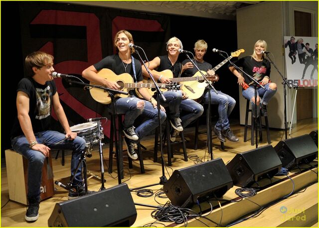 File:R5 celebrates LOUDER album release (12).jpg
