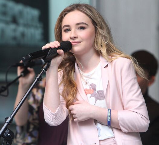 File:Sabrina-carpenter-fox-and-friends-all-american-summer-concert-series-09.jpg