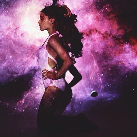 File:Ariana photoshoot with Jones Crow April 13, 2013.jpg