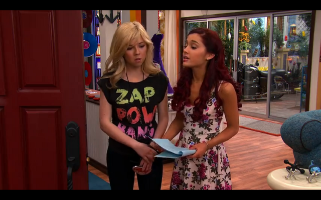 File:Sam holding her PearPhone - TheBritBrats.png