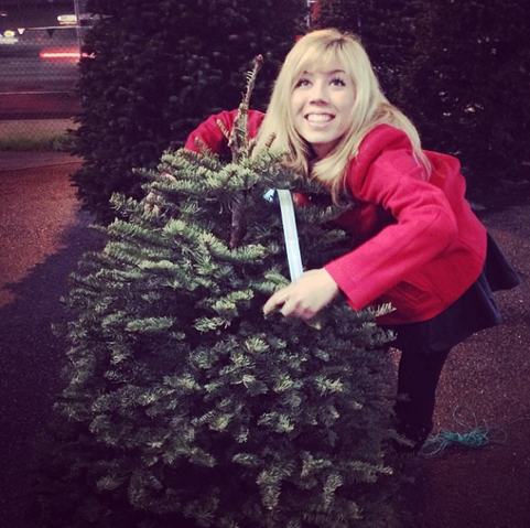 File:Jennette and a small Christmas Tree.png