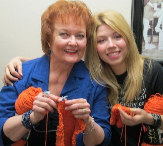 File:Jennette and Maree Knitting.jpg
