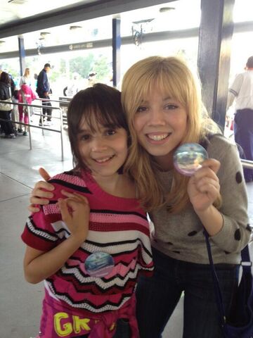 File:Jennette and Gianna Ocasio April 15, 2013.jpg
