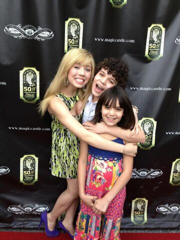 File:Jennette, Cameron, and Gianna hug May 5, 2013.jpg