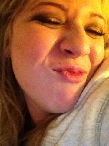 File:Jennette gives kisses.jpg