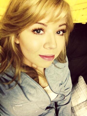 File:Jennette Feb 1, 2013.jpg
