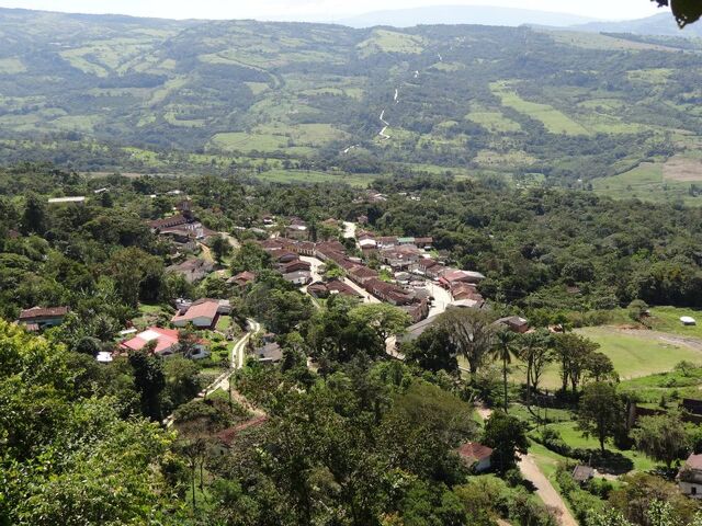 Archivo:Panorámica del Pueblo Día Soleado.jpg