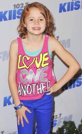 Maggie-elizabeth-jones-jingle-ball-2012-02