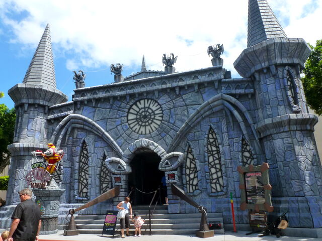File:Scooby-Doo Spooky Coaster facade.jpg