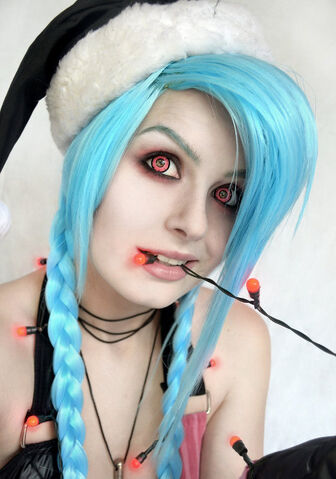 Archivo:Jinx-cosplay-11.jpg