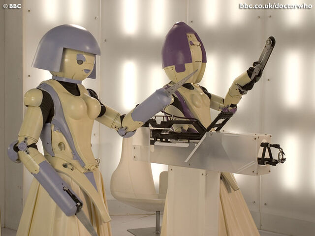 File:Trin-e and zu-zana androids.jpg