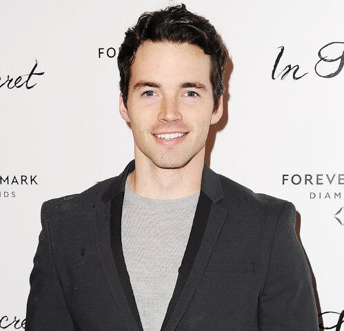 File:Ian-harding-ian-harding-37312354-1800-1730.jpg