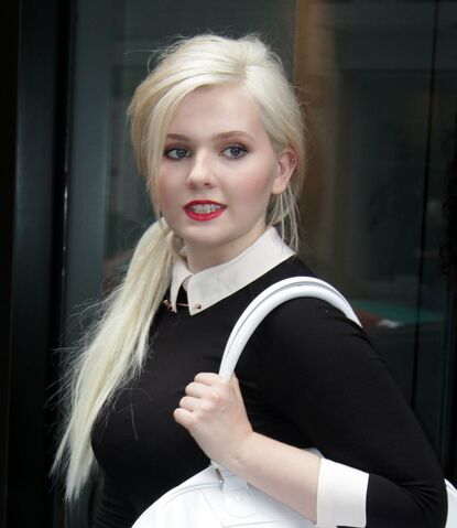 File:Abigail-breslin-at-variety-studio-during-the-2013-tiff 1.jpg