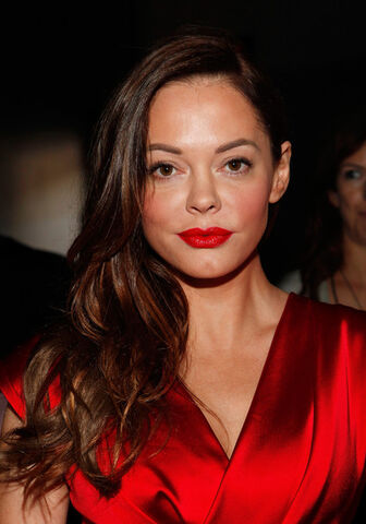 File:Rose+McGowan+FIJI+Water+Donna+Karan+Spring+i2XH9 DkHQhl.jpg