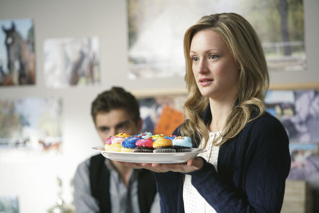 File:9x11 Lucy with cupcakes.jpg