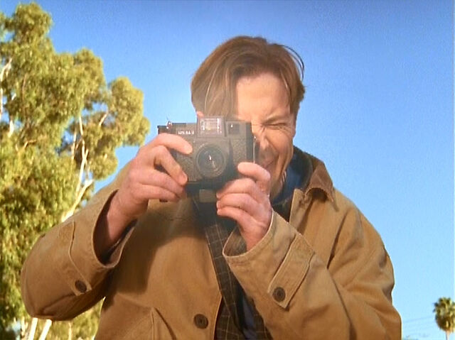 File:3x14 Ben takes photo.jpg
