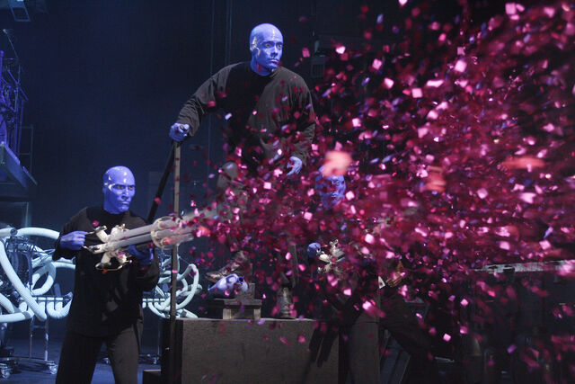 File:6x1 BMG shoots confetti.jpg
