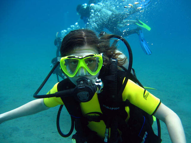 File:Erin Sanders scuba diving.jpg