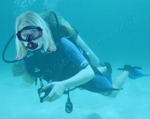 File:AnnaSophia Robb scuba diving.jpg