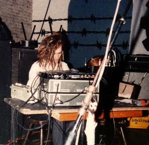 File:Alaric performing with '''Trial''', playing tape decks & signal processor. Mabuhay Gardens, San Francisco 1986.jpg
