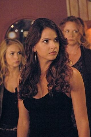 File:Shelley-hennig-photo15.jpg