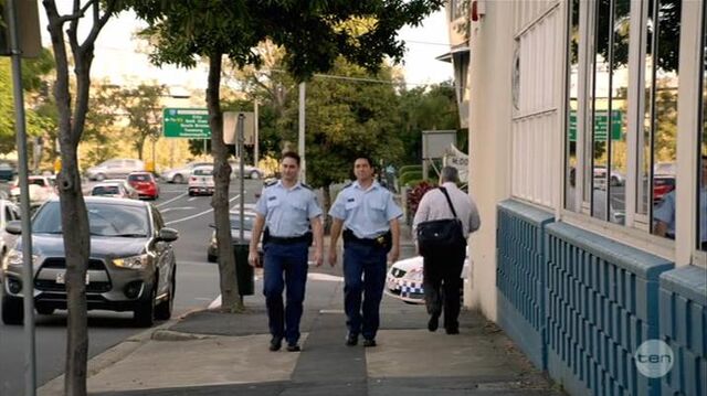 File:Australian Series-1x01-25.jpg