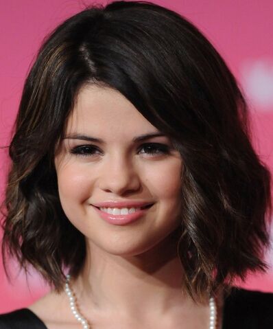 File:Selena-Gomezmediumlength.jpg