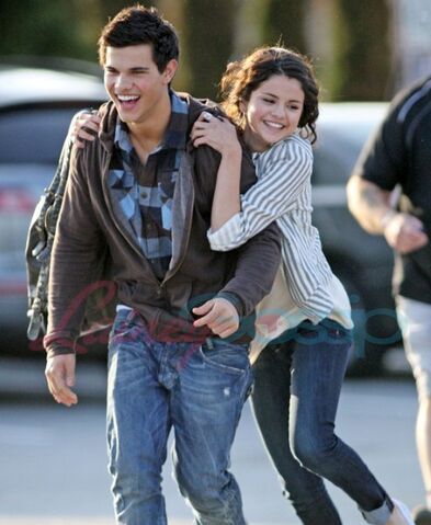File:Taylor-lautner-selena-gomez-new-moon.jpg