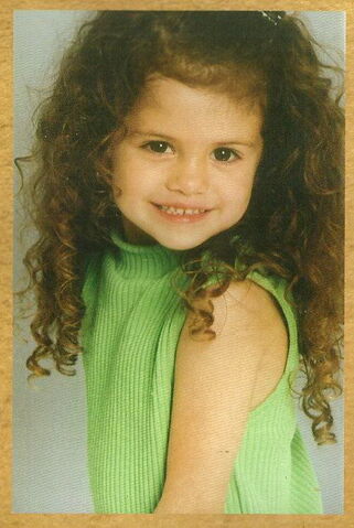 Plik:Little-selena-selena-gomez-32848708-600-895.jpg