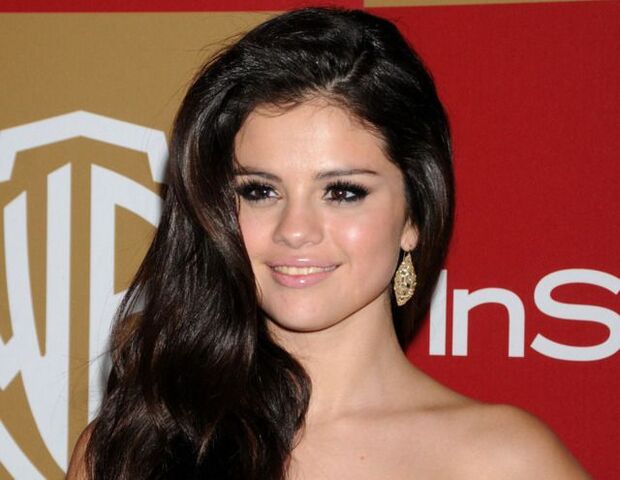 File:Ru-0-r-640,0-n-780932eyAo selena gomez.jpg