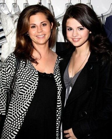 File:Selena and Amanda.jpg