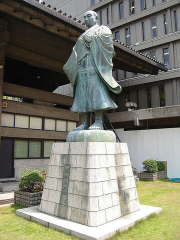 File:Rennyo Honganji statue.jpg